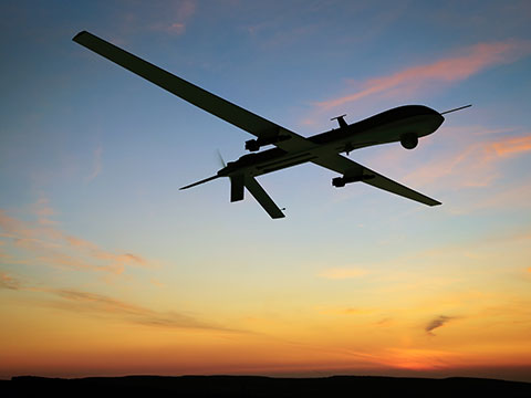 Drohne fliegt über den Himmel