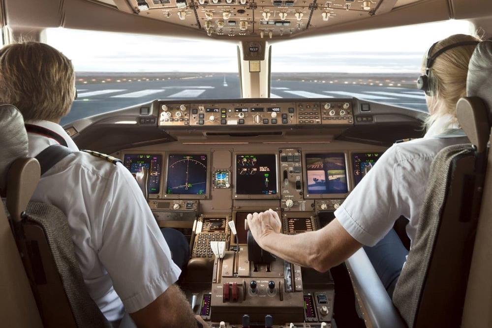 Piloten im Flugzeugcockpit