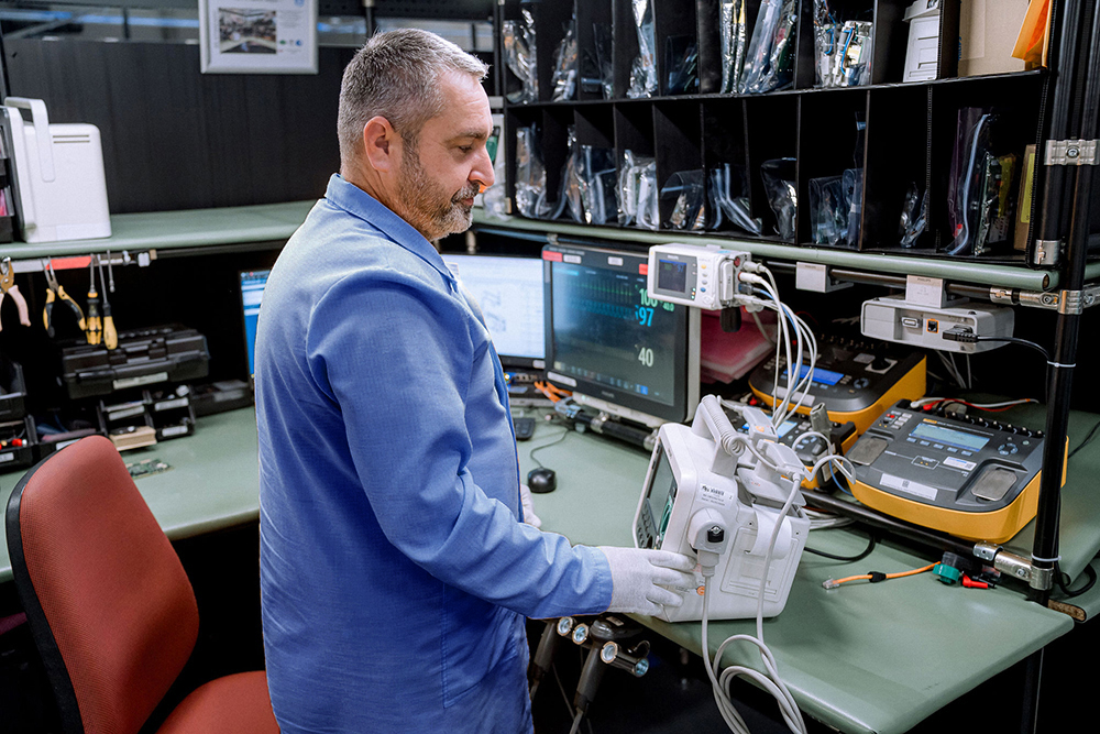 A Plexus employee working on a machine for failure analysis
